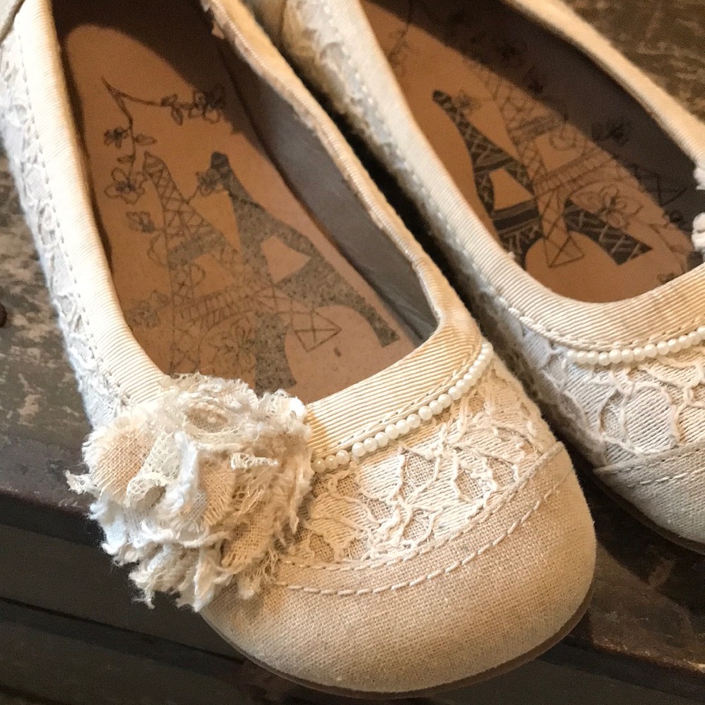 White/tan lace flats